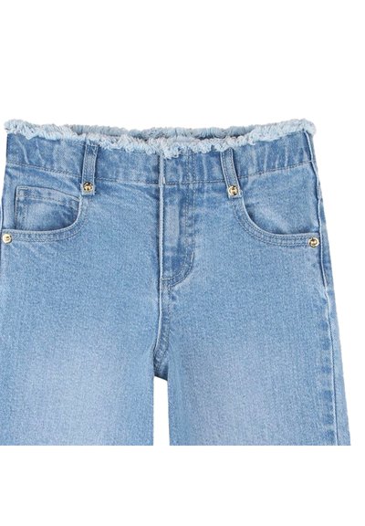 Jean en denim bleu clair avec une taille effilochée, deux poches avant avec quincaillerie dorée, et une coupe droite.