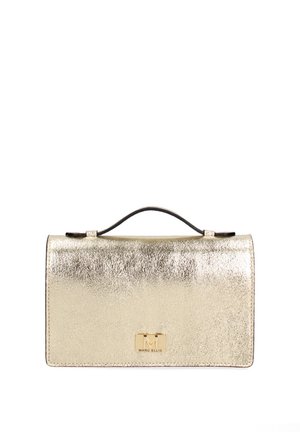 Gouden metallic clutchtas met een gestructureerde afwerking, een zwarte handgreep aan de bovenkant en een gouden logo plaatje aan de voorkant. Rechthoekige vorm.