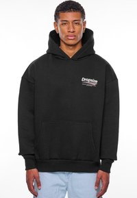 Haut à capuche noir en mélange de coton, avec une poche avant, des poignets côtelés et un logo brodé sur le côté gauche de la poitrine.