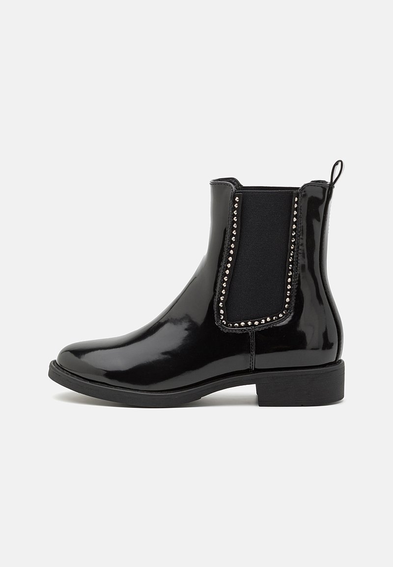 Bottines chelsea en cuir verni noir avec des panneaux élastiques sur les côtés, ornées de clous métalliques, dotées d'un petit talon carré et d'une languette d'enfilage.