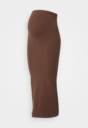 Saia midi castanha canelada com cintura elástica, apresentando um silhueta justa e textura suave. Sem padrões ou detalhes distintos visíveis.