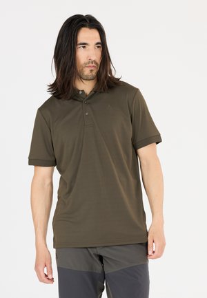 Oliven grøn polo shirt, kortærmet, to knapper ved kraven, glat tekstur, diskret logo broderet på brystet.