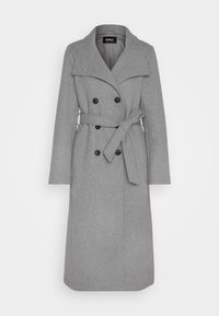 Manteau trench en mélange de laine gris avec taille ceinturée, grands revers, devant double boutonnage et boutons noirs. Présente des manches longues et droites.