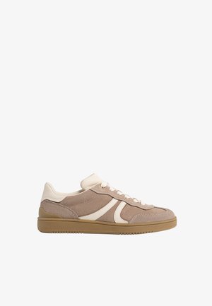 Sneaker con tomaia in suede beige con accenti crema, punta rotonda, chiusura con lacci e suola in gomma testurizzata per una migliore aderenza.
