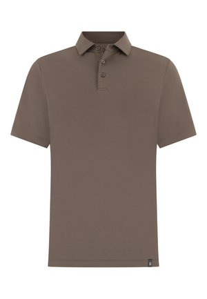 Brązowa koszulka polo z krótkim rękawem, zapięciem na trzy guziki i małą czarną metką na dolnym lewym brzegu.