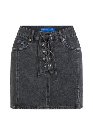 Črna denim krilo z zavezovanjem spredaj, z zankami za pas in sprednjimi žepi, z modro etiketo znotraj pasu.