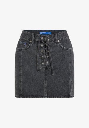 Fustă din denim negru cu șireturi în față, bucle pentru curea și buzunare frontale, având o etichetă albastră în interiorul taliei.