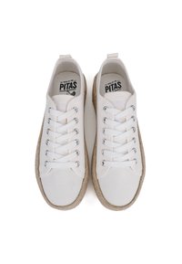 Sneaker di tela bianche con suola in espadrillas beige testurizzata, dotate di sei fori per i lacci, lacci bianchi e un logo stampato sulla soletta.