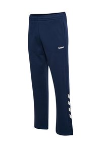Un pantalon de survêtement bleu marine en tissu doux, avec une taille élastique et un logo blanc avec des rayures diagonales sur le côté.