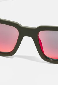 Arnette SAMHTY - Sončna očala - military green matte/shiny