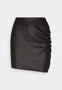 Zwarte faux leren mini rok met een getailleerd ontwerp, voorzien van zijruchels, een soepele textuur en een minimalistische zoom.