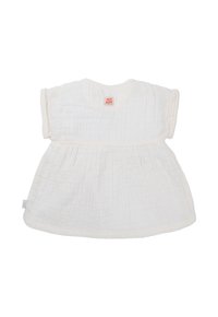 Weißes Baumwollkleid mit kurzen Ärmeln, strukturiertem Stoff, geraffter Taille und einem kleinen roten Logosticker am Hals.