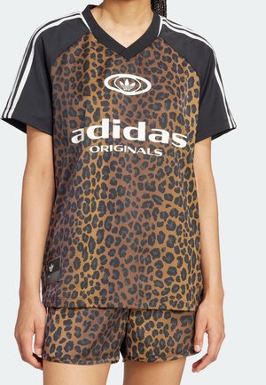 Leopardmønstret jersey og shorts sæt, med sorte ærmer, V-hals design og hvid "adidas Originals" logo på brystet. Blød stoftekstur.