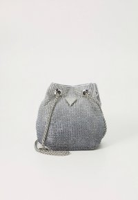Majhna srebrna torbica vedro z vrvico, mrežasto teksturo, verižnim trakom in trikotno ploščico z logotipom Guess na sprednji strani.