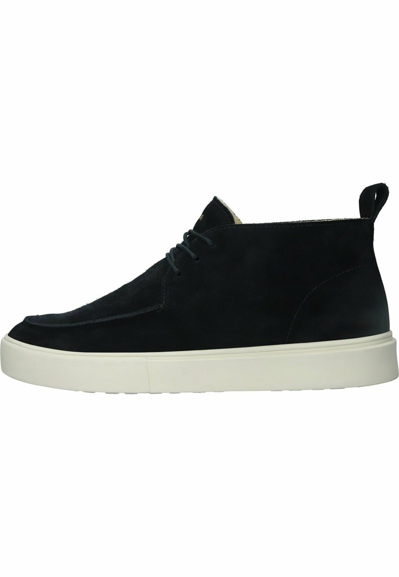 Botín negro de ante hasta el tobillo con punta redondeada, suela de goma blanca y un diseño sencillo de cordones. Cuenta con una pequeña lengüeta en el talón.