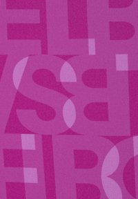 Magenta-Stoff mit großen, überlappenden Texten und Formen in verschiedenen Schattierungen, die ein gemustertes Design mit glatter Textur erzeugen.