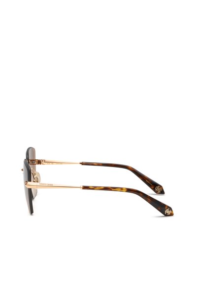 Vue de profil de lunettes de soleil avec une monture en métal doré et des branches à motif écaille ornées d'un logo décoratif aux extrémités.