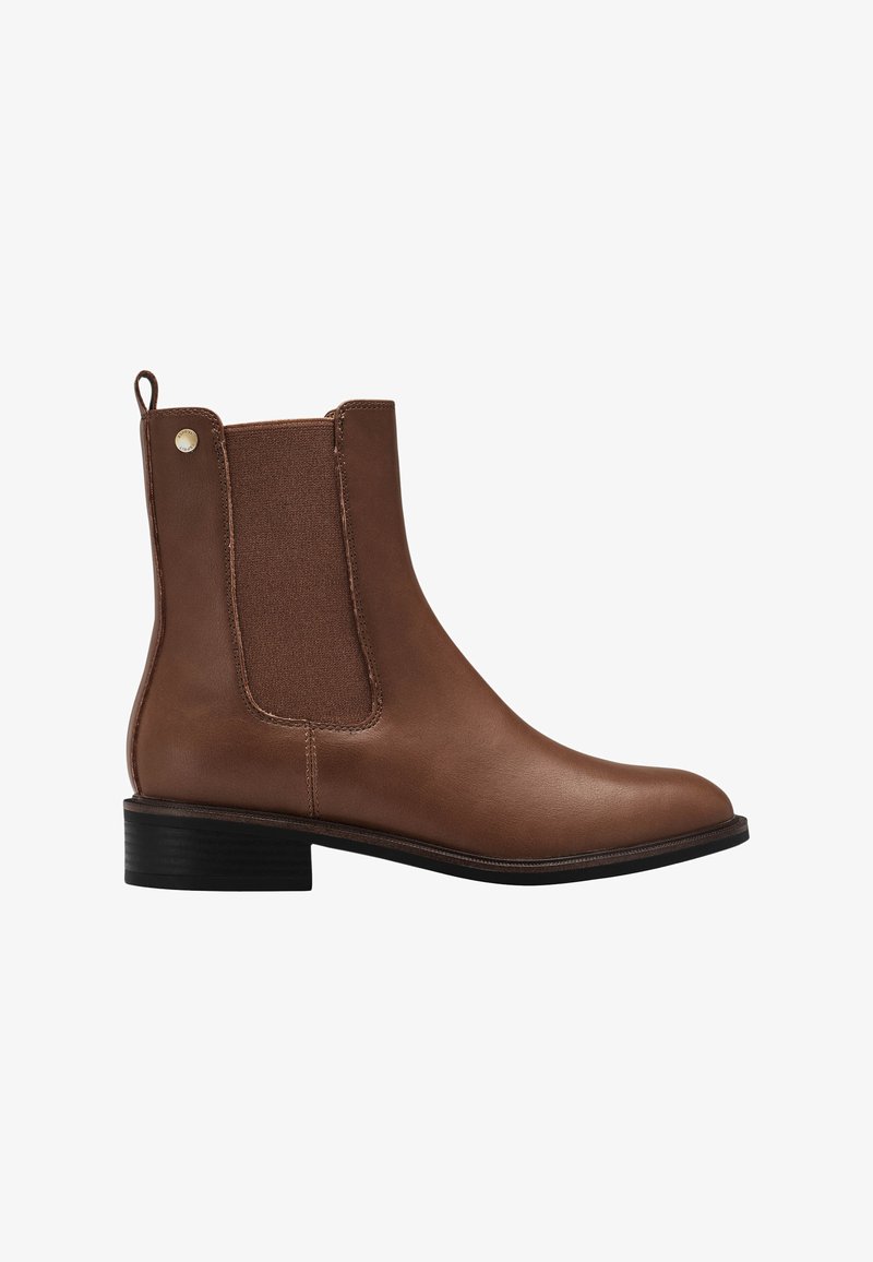Bottine Chelsea en cuir marron avec panneau latéral élastique, languette de tirage au talon, bout rond, petit talon noir empilé et clou métallique décoratif.