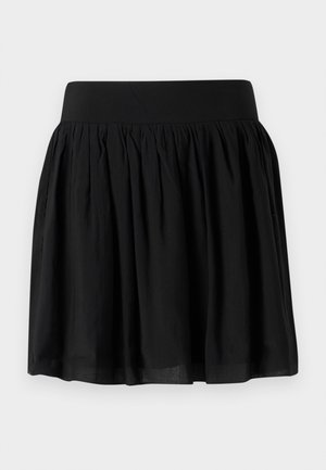 Falda negra de tela con una cinturilla ancha, diseño fruncido y forma acampanada. La textura parece suave con un acabado ligero.