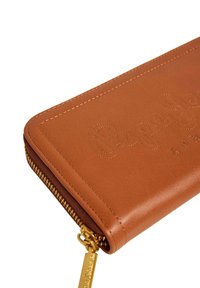 Bruine leren portemonnee met reliëflogo, gouden ritsdetails en contrasterende stiksels. Zachte textuur met een rechthoekige vorm.