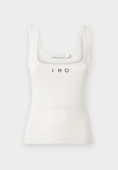 Valge ribidega top, kus on ruudukujuline kaelus ja õhukesed rihmad, mille esiküljel on must "IRO" logo.
