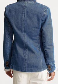 Džínová blazer v tmavě modré barvě, se střihem na míru, s špičatým límcem, knoflíkovými manžetami a jemně texturovanou látkou.