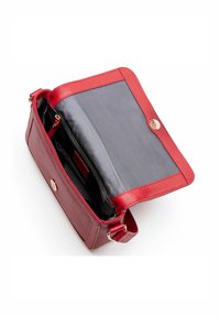 Rode leren schoudertas met een gestructureerde buitenkant, metalen drukknoopsluiting en een grijze stoffen voering. Voorzien van binnenzakken voor organisatie.