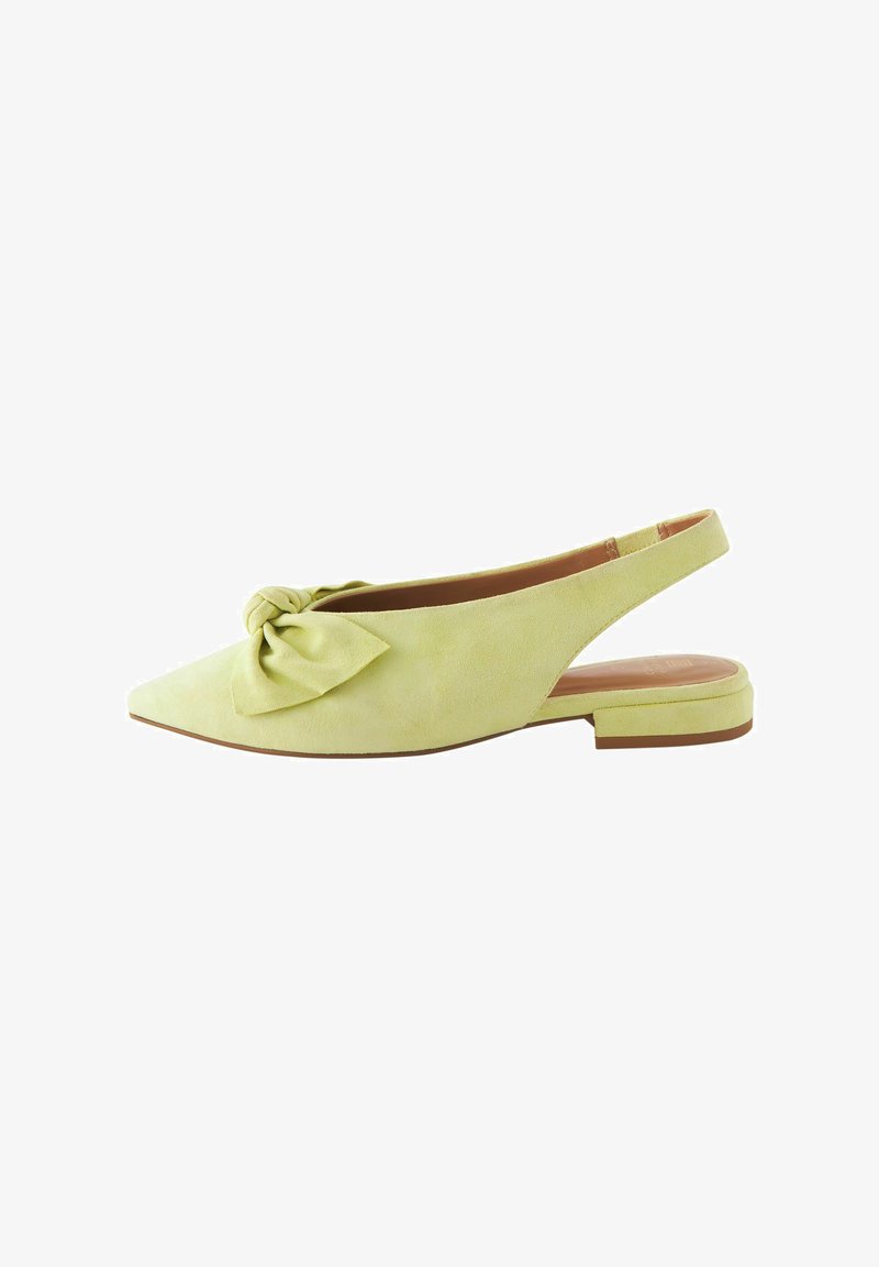 Vaaleankeltaiset mokkanahkaiset slingback-mallisandaalit, joissa on teräväkärkinen muotoilu ja koristeellinen nauha edessä. Matala paljaspohjallinen korko, jossa on sileä pinta.
