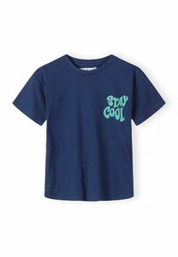 Granatowy t-shirt z krótkim rękawem i okrągłym dekoltem, z turkusowym napisem "STAY COOL" na lewej stronie klatki piersiowej.