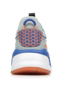 Sneaker grigio con motivo esagonale arancione sulla parte posteriore, dettagli blu, suola bianca e un linguetta nera sul tallone. Superficie texturizzata.