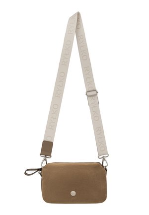 Prostokątna brązowa torba na ramię z zamszu z beżowym paskiem z logo "RYŁKO", metalowymi elementami i małym bocznym uchwytem.