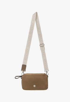 Prostokątna brązowa torba na ramię z zamszu z beżowym paskiem z logo "RYŁKO", metalowymi elementami i małym bocznym uchwytem.