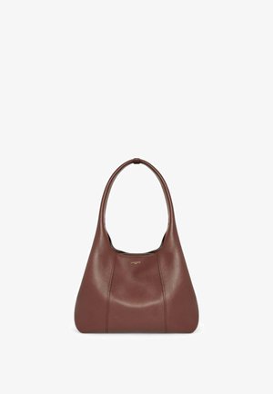 Sac à bandoulière en cuir marron avec une texture lisse, un corps large et incurvé, et une poignée arrondie. Présente un branding doré minimaliste à l'avant.
