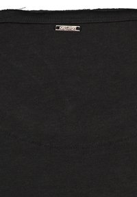 Zwarte katoenen shirt met een geribbelde textuur, voorzien van een klein metalen label met de tekst "Key Largo" nabij de hals.