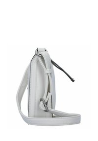 Bolso cruzado de cuero blanco con forma plana, correa ajustable, acentos de hardware gris y detalles de costura sutiles a lo largo de los bordes.