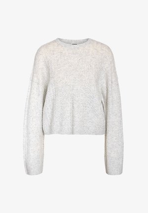 Šviesiai pilkas megztinis su apvalia iškirpte, ilgomis rankovėmis ir ribotu rankovių apvadu, su minkštu tekstūruotu raštu.