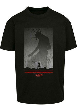 T-shirt nera con una grande stampa grigia e rossa. Il disegno include una figura ombrosa con protuberanze e una figura più piccola sottostante, su uno sfondo testurizzato.