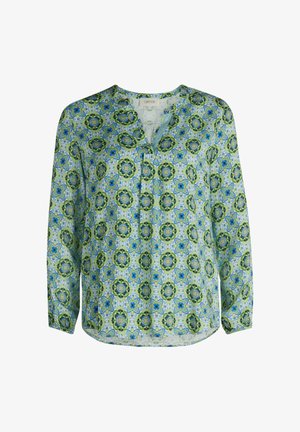 Bluzka z długim rękawem wykonana z lekkiego materiału, zdobiona powtarzającym się kwiatowym wzorem w zielonym, niebieskim i kremowym kolorze, z dekoltem w kształcie litery V i luźnym krojem.