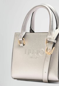 Borsa in argento metallico con un design strutturato, caratterizzata da materiale testurizzato, dettagli in hardware dorato e manici doppi. Logo stampato sul fronte.