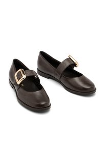 Zapatos de cuero marrón con punta redondeada, correa lateral y un acento de hebilla dorada. Textura suave con un diseño de tacón bajo.