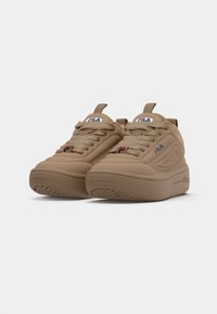 Brune sneakers med teksturert gummisåle, rund form, snøring og merkevare på tungen og siden. Stoff med en jevn overflate.