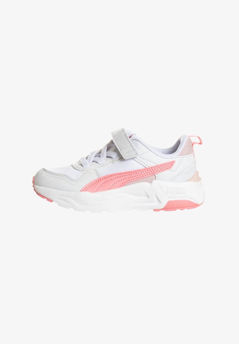 Scarpa sportiva bianca con accenti rosa, caratterizzata da una chiusura in velcro, pannelli in rete e una suola in gomma testurizzata per una maggiore aderenza e durata.