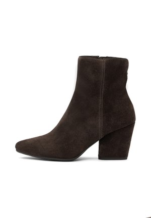 Stivaletto alla caviglia in suede marrone scuro con tacco a blocco e cerniera laterale, punta affusolata e cuciture visibili lungo il lato.