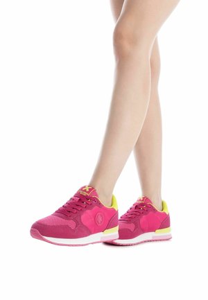 Zapatillas deportivas rosas con detalles amarillos, materiales de malla y ante, cierre de cordones y suela texturizada.