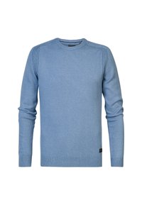 Pulover tricotat de culoare albastră deschisă, cu mâneci lungi, gât rotund și accente ribbrate pe umeri și manșete. Prezintă un mic logo pe tiv.