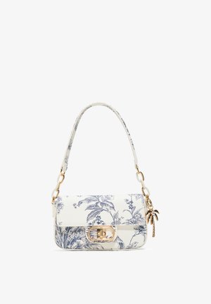 Bílá a námořnicky modrá květinová kabelka se zlatým zapínáním a přívěskem ve tvaru palmy na popruhu, vybavená jedním krátkým držadlem.