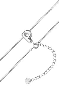Sudraba ķēdes rokassprādze ar spīdīgu sirds formas piekariņu ar izgriezumu un regulējamu ķēdi ar apaļu birku.