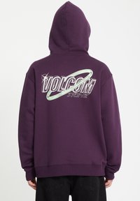 Paarse hoodie met een groot, grafisch Volcom-logo op de achterkant, voorzien van een cirkelvormige accent. Gemaakt van een katoenmix met een capuchon.