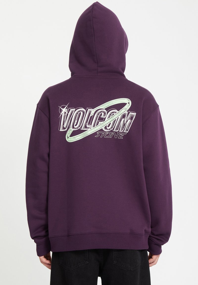 Paarse hoodie met een groot, grafisch Volcom-logo op de achterkant, voorzien van een cirkelvormige accent. Gemaakt van een katoenmix met een capuchon.