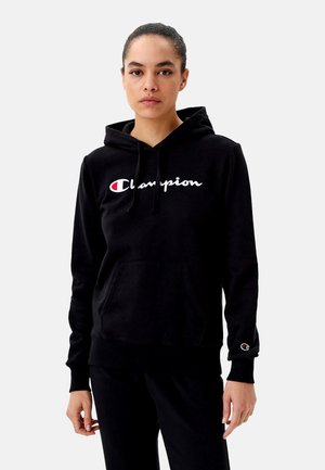 Felpa con cappuccio nera realizzata in misto cotone, dotata di tasca frontale, polsini a coste e un logo bianco con un accento rosso sul petto.